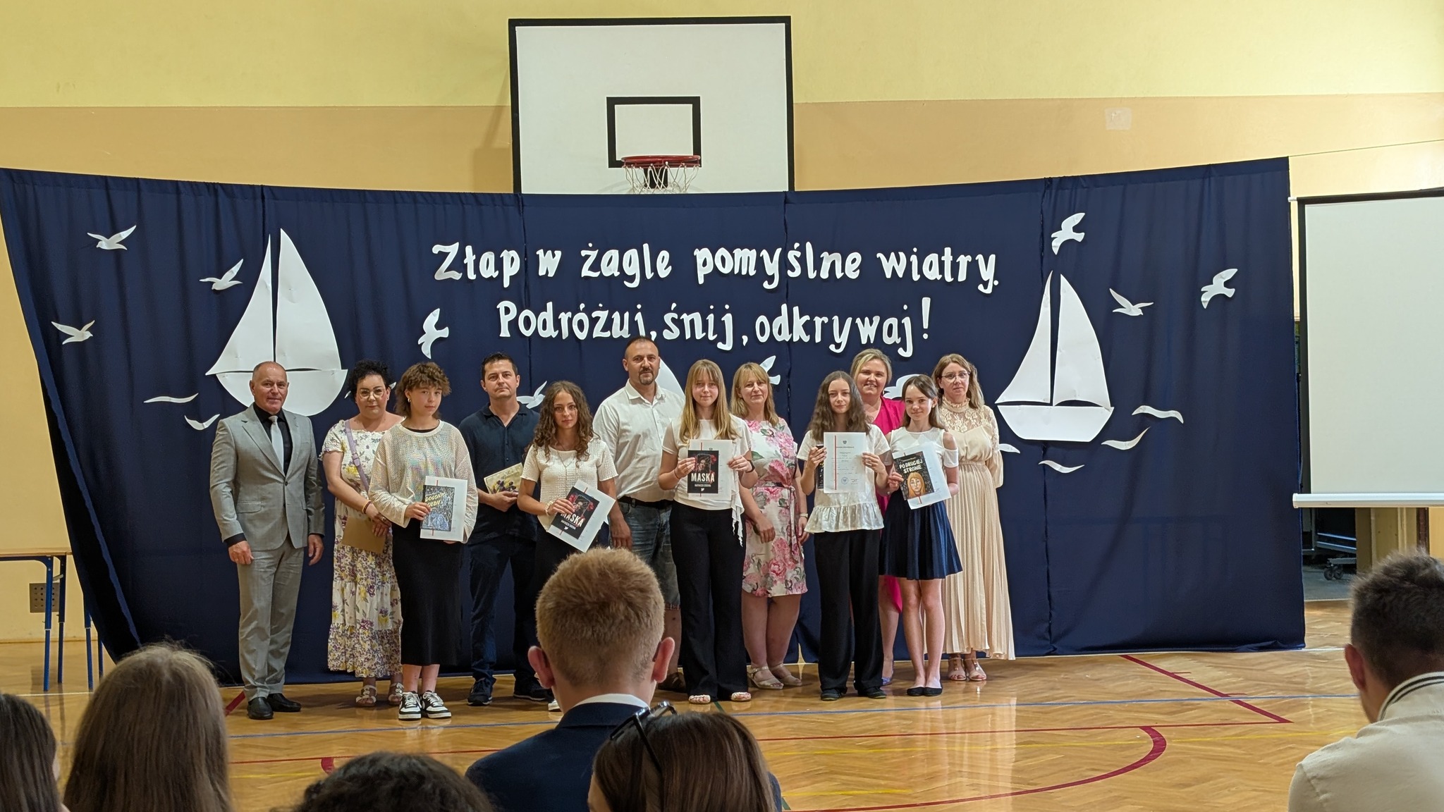 Uczniowie z SP1 Psz&oacute;w z nauczycielami i rodzicami na akademii